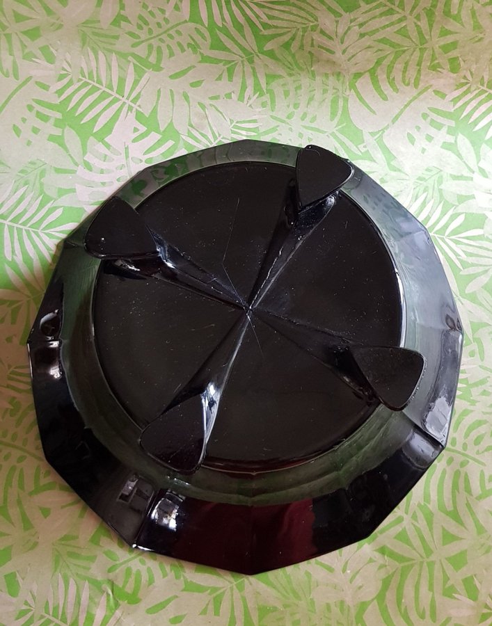 Större svart skål med målade löv (Åfors?) Pressglas!