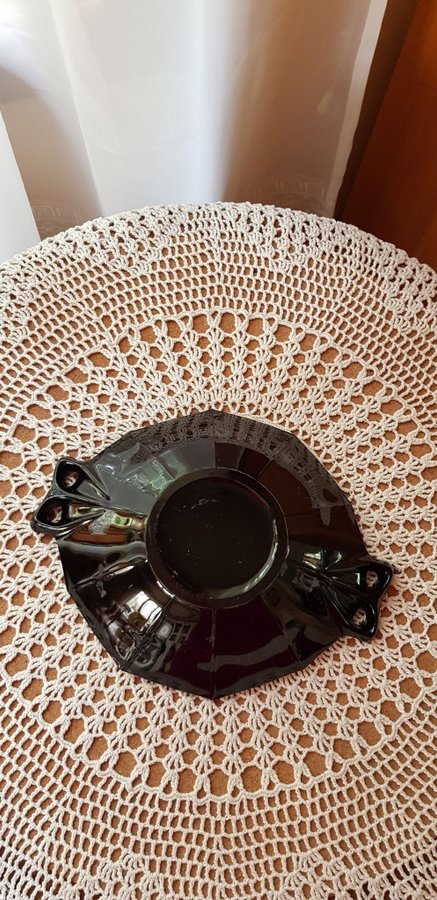 Svart skål (Åfors?) i pressglas med påmålad dekor