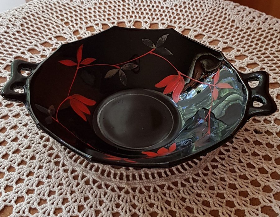 Svart skål (Åfors?) i pressglas med påmålad dekor