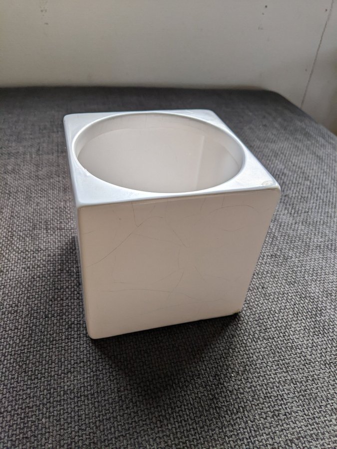 Stilren vit kruka / vas i form av en kub