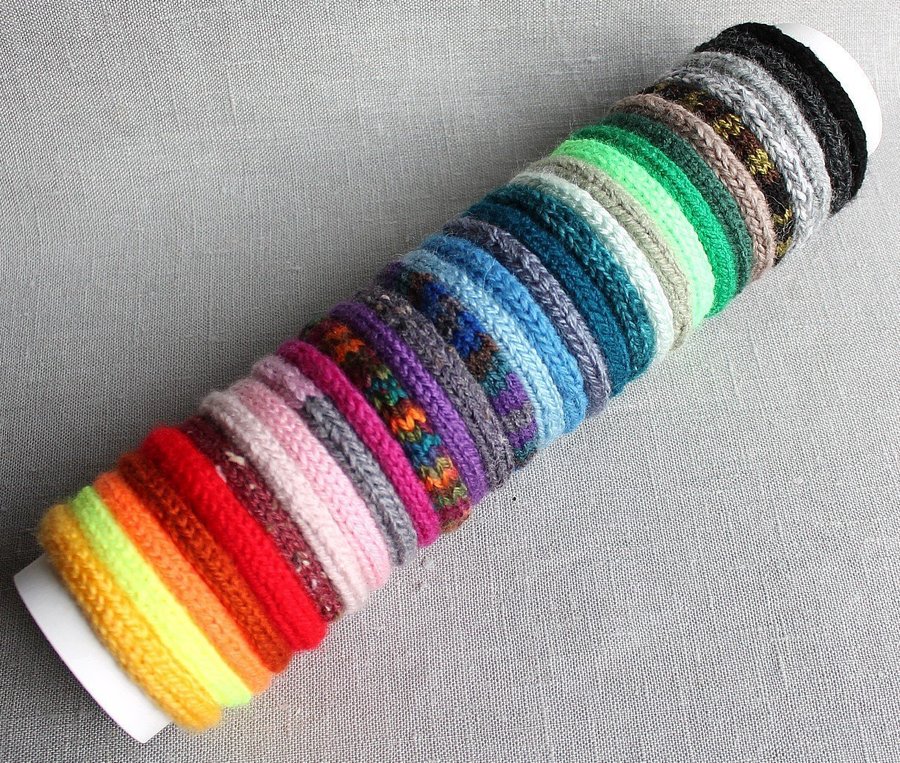 Stickade armband flera färger 3 stycken