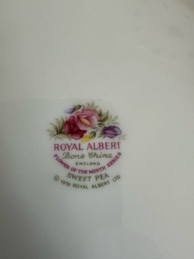 Royal Albert ”Flower of the Month” Bone China England 12x3 Guldmålade kanter