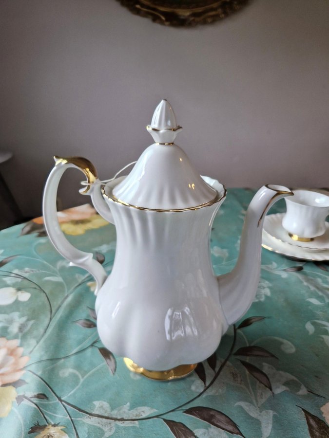 ROYAL ALBERT - VAL D'OR - KAFFESERVIS 8 PERSONER "OANVÄNT VINTAGE"