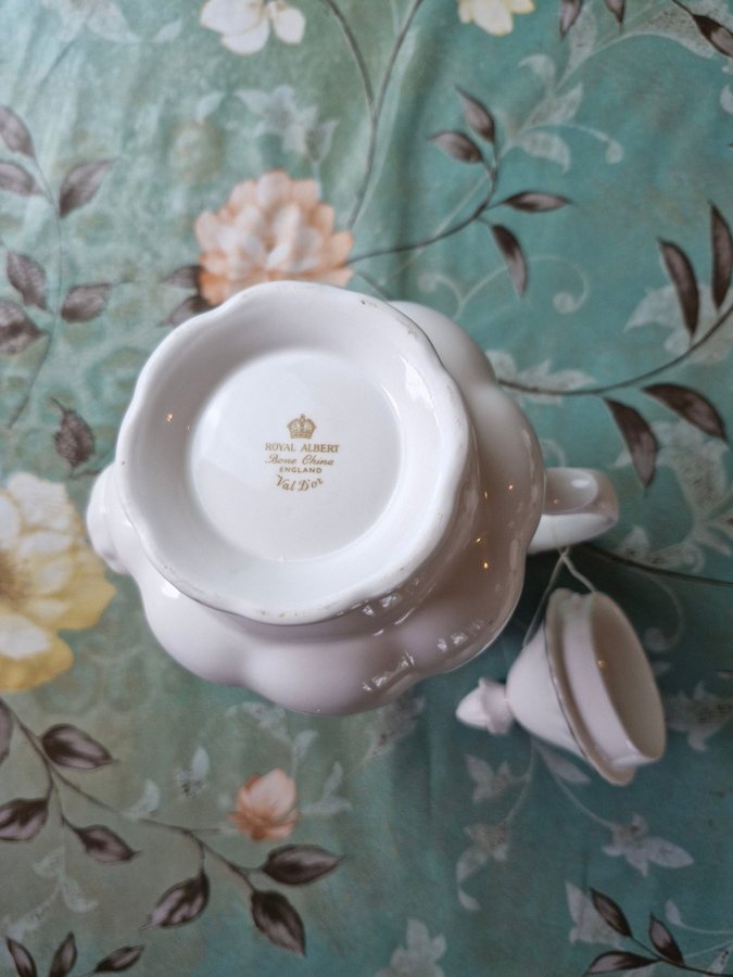 ROYAL ALBERT - VAL D'OR - KAFFESERVIS 8 PERSONER "OANVÄNT VINTAGE"