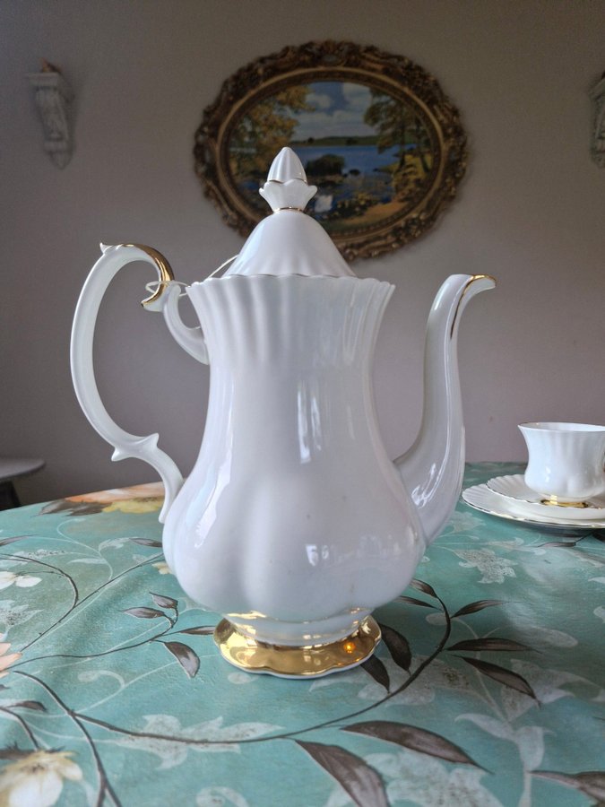 ROYAL ALBERT - VAL D'OR - KAFFESERVIS 8 PERSONER "OANVÄNT VINTAGE"