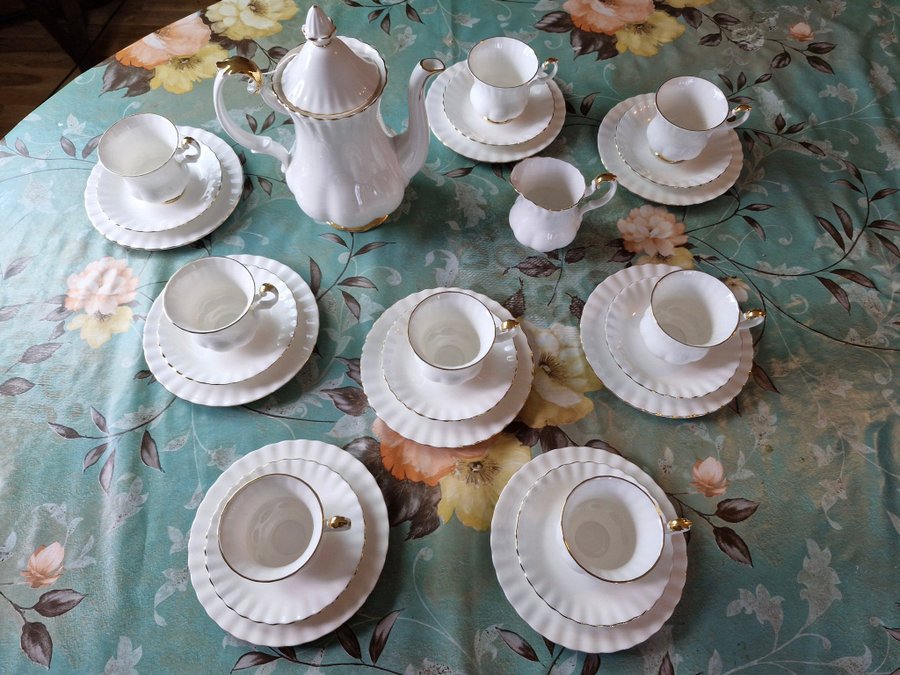 ROYAL ALBERT - VAL D'OR - KAFFESERVIS 8 PERSONER "OANVÄNT VINTAGE"