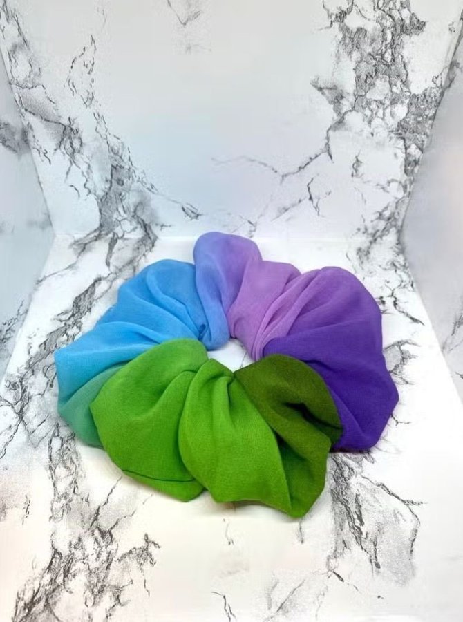 Flerfärgad organza överdimensionerad Scrunchie från Enchanted Scrunch NY