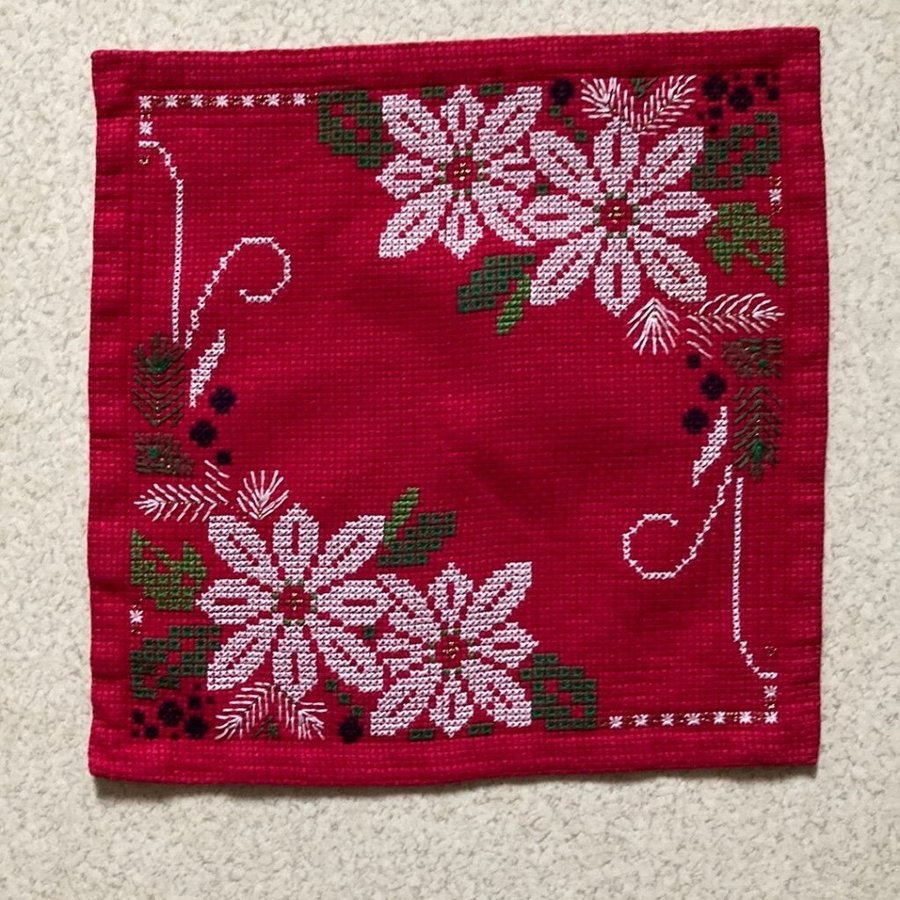 Fin BRODERAD duk. . Broderade på aidaväv. . . . 3o x 30 cm