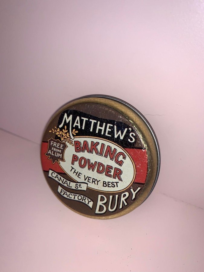 Liten metallask matthews baking powder guldfärgad vintage dosa behållare Bury