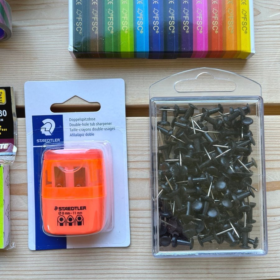 Pysselpaket - Klistermärken färgpennor punch mm - Pyssel - Oanvänt skick