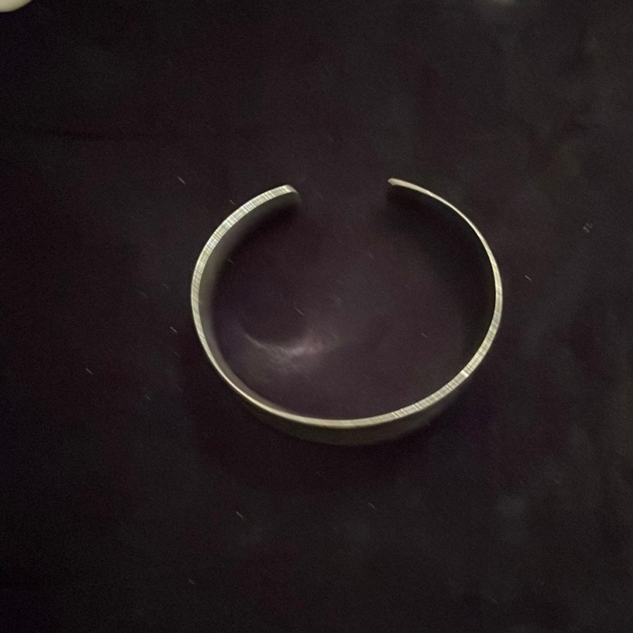 Ett set silverhalsring silverarmband örhängen