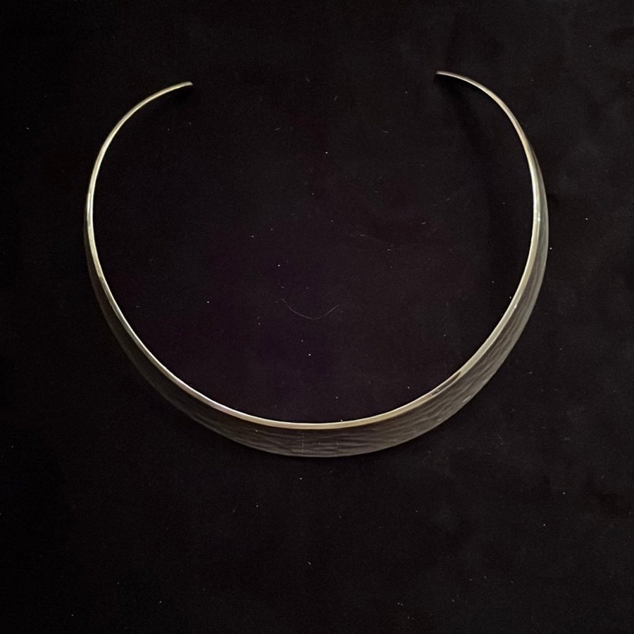 Ett set silverhalsring silverarmband örhängen