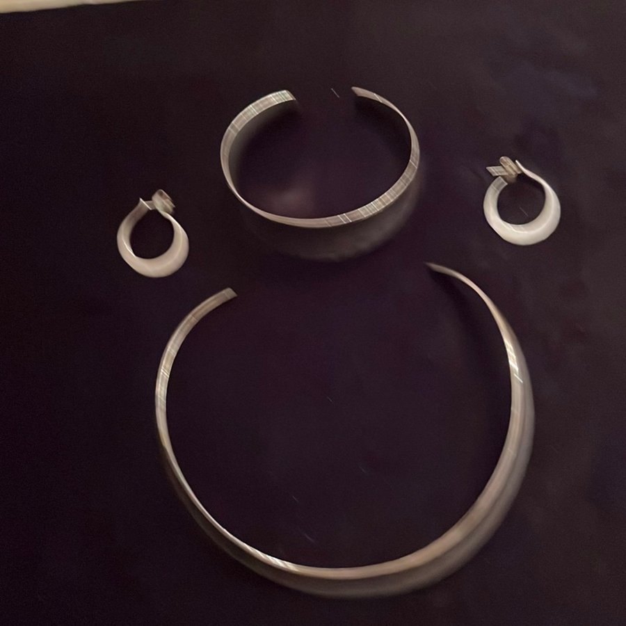 Ett set silverhalsring silverarmband örhängen