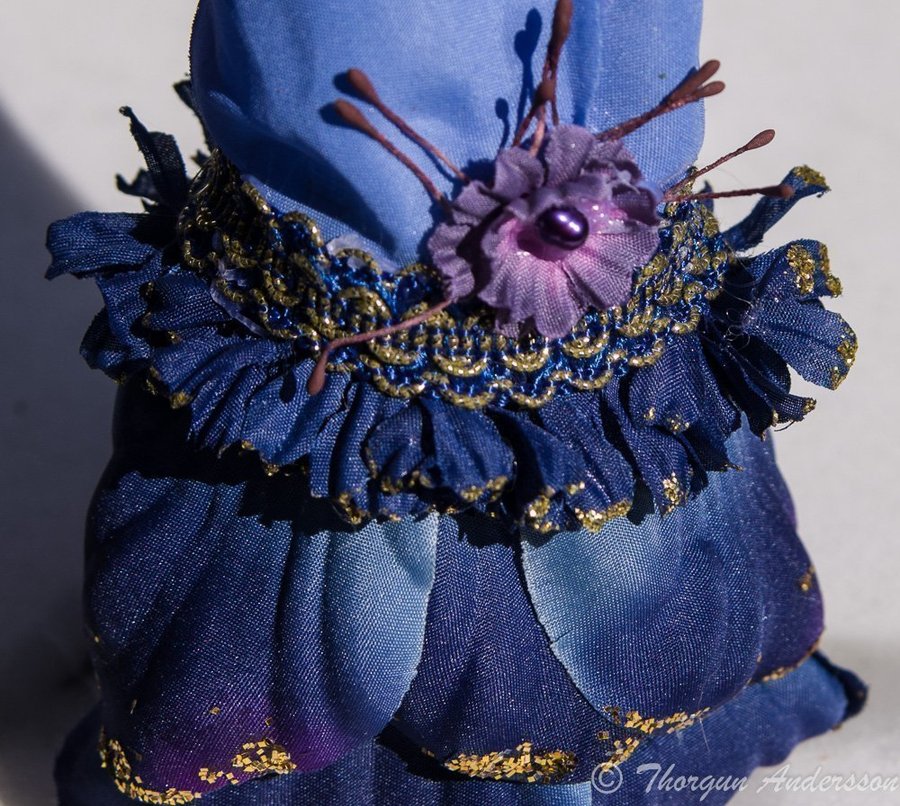 1 Fairy-dress blått o guld blomster-klänning Fairy-garden Älvor miniatyrer
