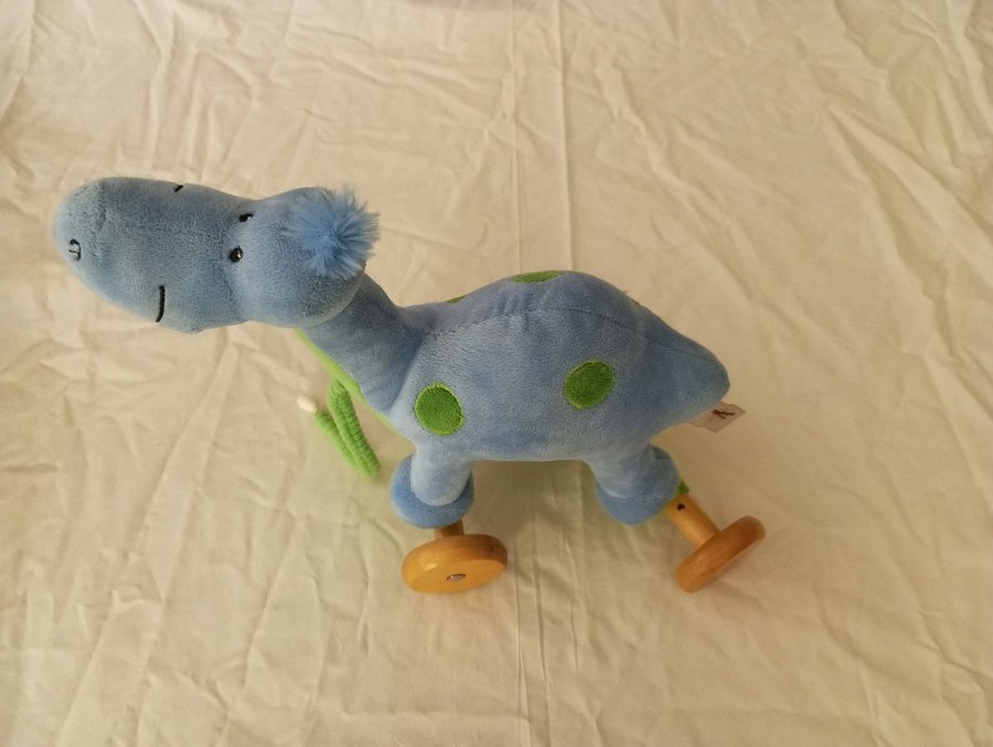 Dinosaurie på hjul Teddykompaniet i Båstad mjukdjur kramdjur leksak