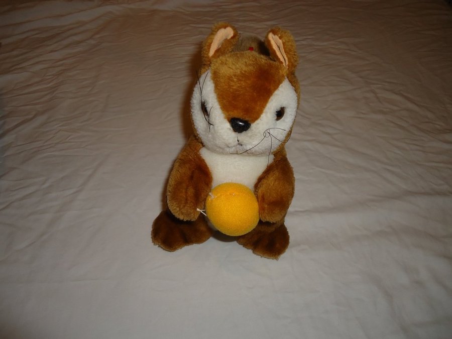 Ekorre med en boll mjukdjur kramdjur plush toy squirrel with a ball