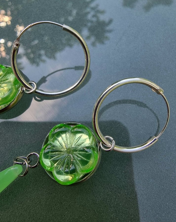 Örhängen m pärlor av URANGLAS KREOLER sterlingsilver + stål grön URANIUM HOOPS