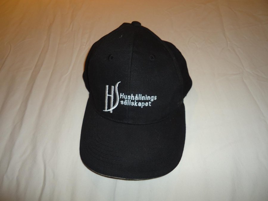 Hushållnings Sällskapet keps baseball cap hat svart broderad logotype i vit färg