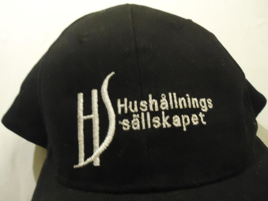 Hushållnings Sällskapet keps baseball cap hat svart broderad logotype i vit färg