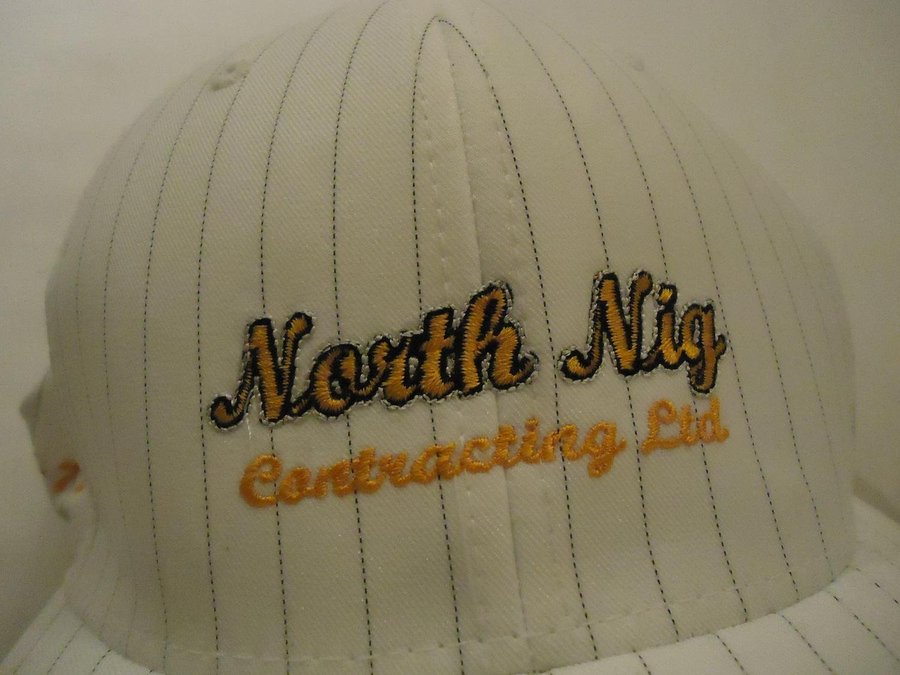 Keps North Rig Contracting Ltd vit färg med broderad logotype