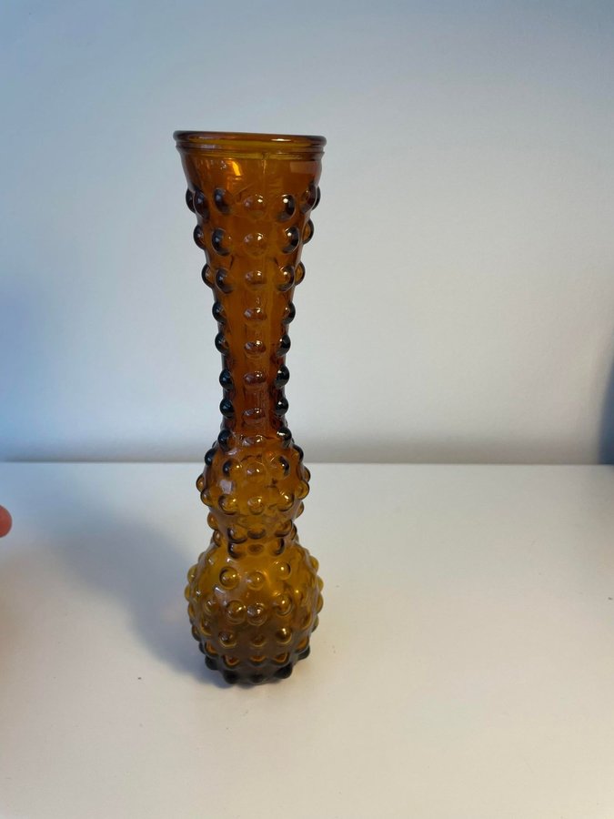 Piggvas i brunt glas vintage retro Amber Hobnail vas