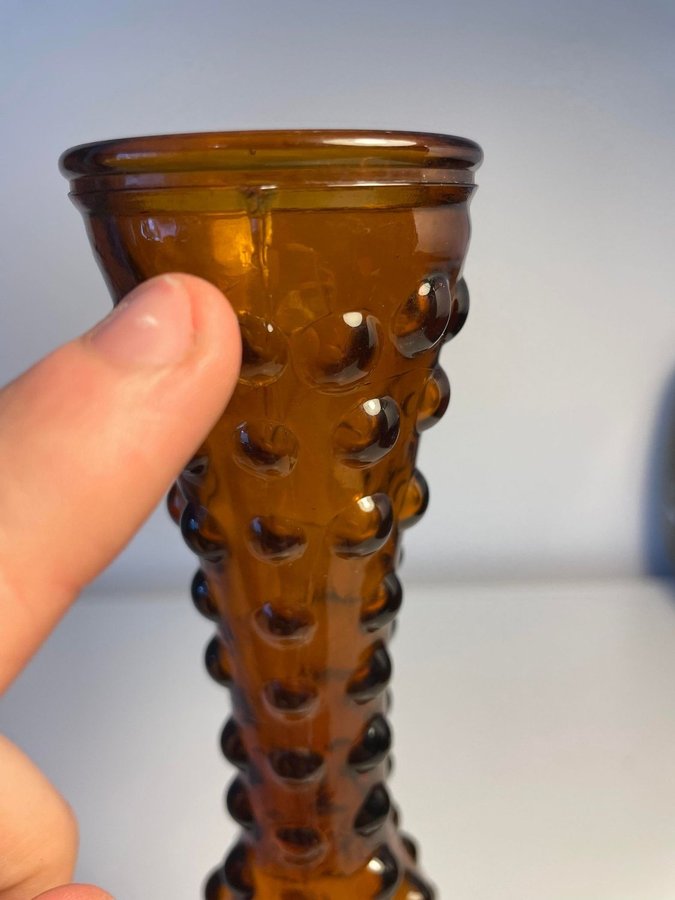 Piggvas i brunt glas vintage retro Amber Hobnail vas