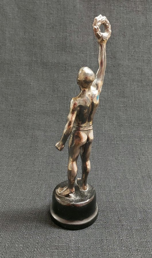 Skulptur man med lagerkrans figurin metall  Stativ i trä 1950-talet