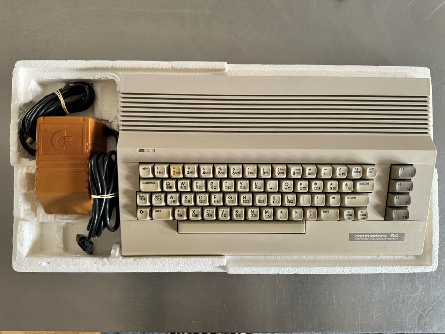 Commodore 64C (boxed) med assy 250469 (290778)