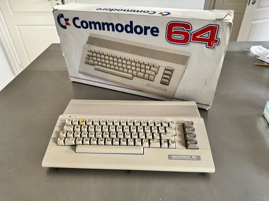 Commodore 64C (boxed) med assy 250469 (290778)