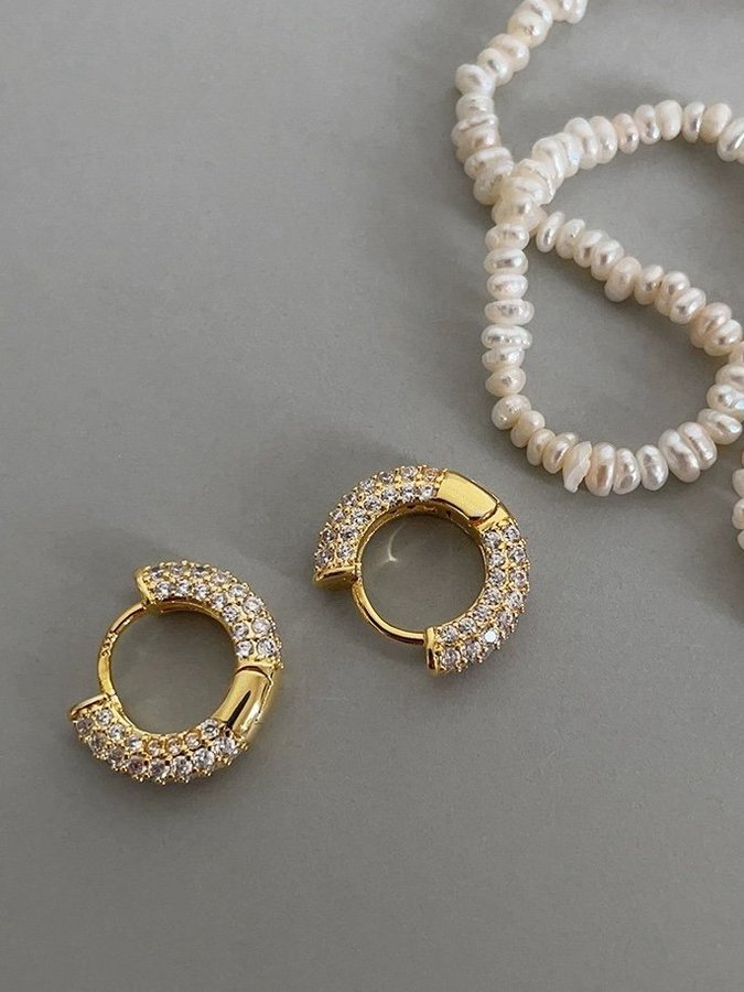 Små hoops med strass förgyllda med 14k guld