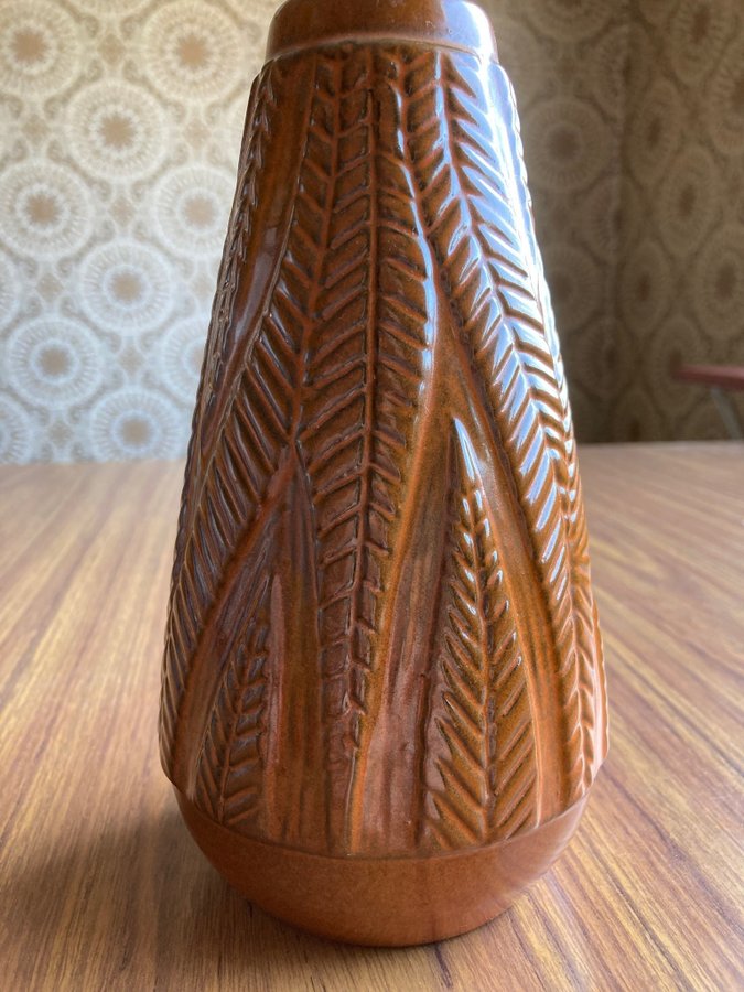 Uppsala Ekeby vas i brun keramik