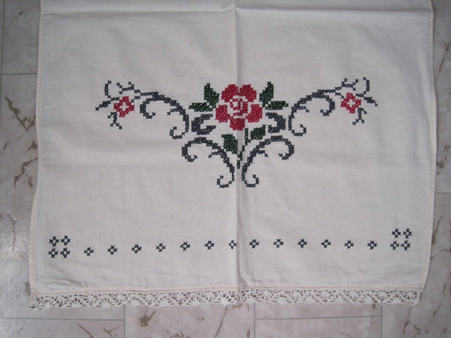 Vintage Broderad paradhandduk med blommor och text