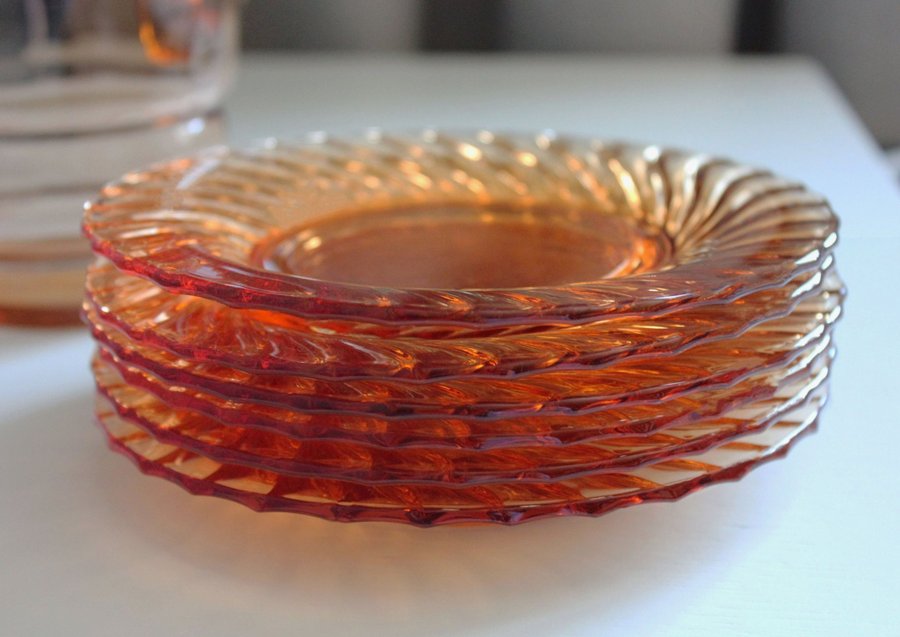 Tallrikar - Assietter - Swirl - Glas - Vintage - Retro