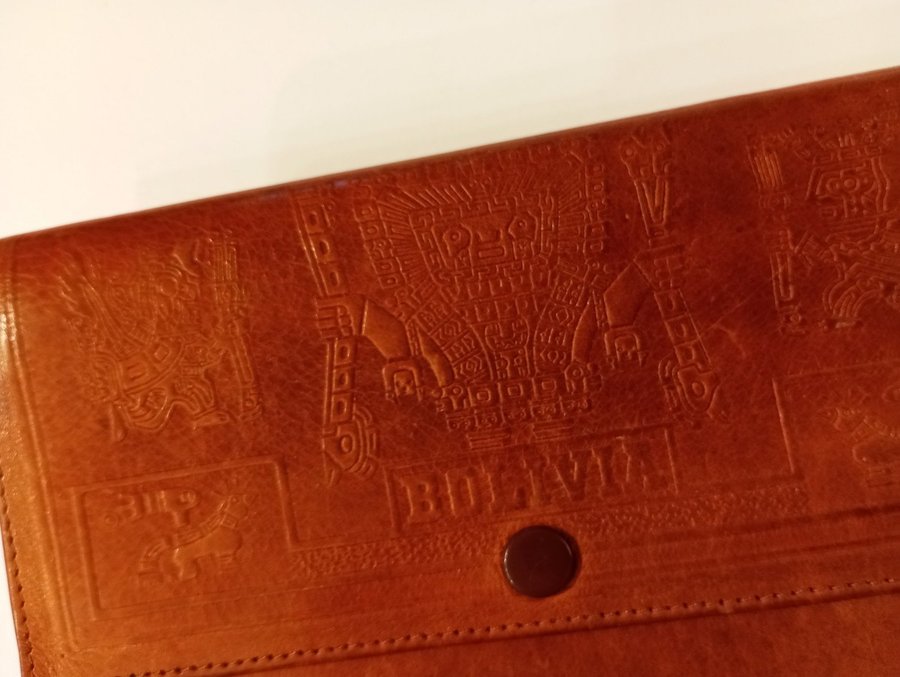Plånbok från landet Bolivia ljusbrunt läder 20 x 12 cm för mynt och sedlar