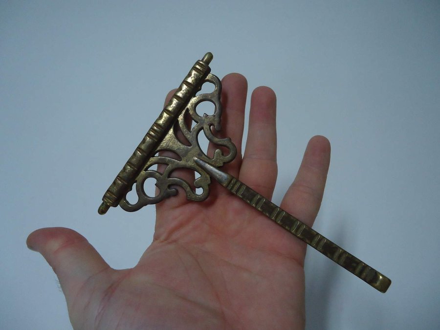 Antik mässing nyckel från Portugal vintage stilig form och design