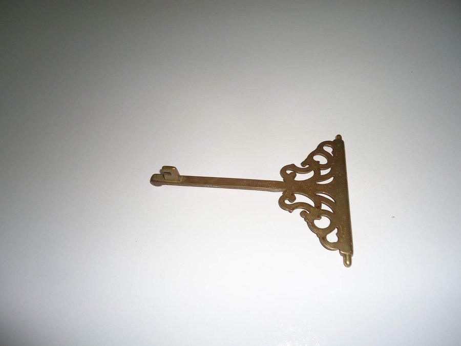 Antik mässing nyckel från Portugal vintage stilig form och design