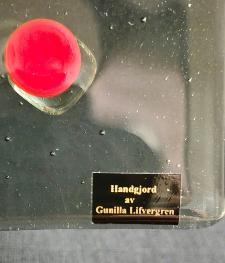 Gunilla Lifvergren glasfat konstglas fat med reliefdekor 2004 år Sweden