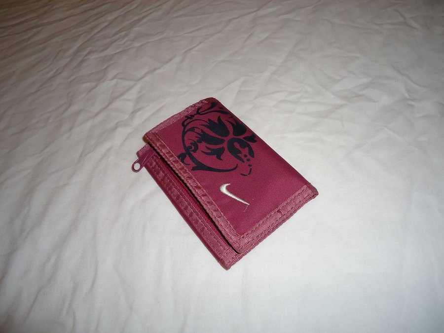 Nike Plånbok Lila färg wallet in purple colour mynt sedlar kreditkort förvaring