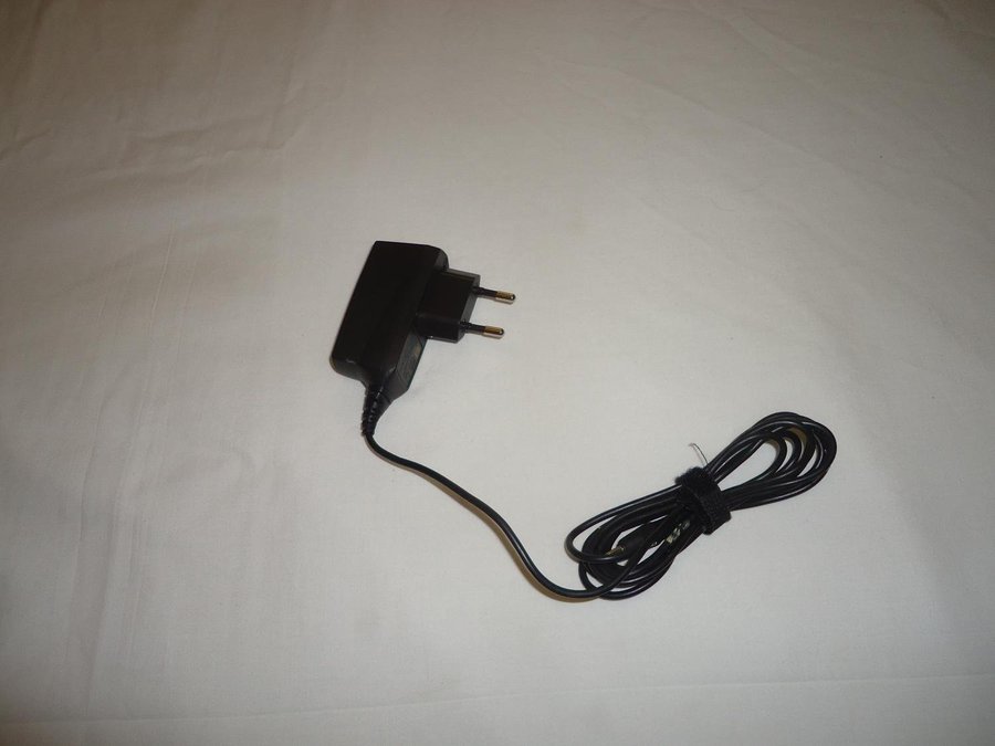 Nokia ACP 12E nätadapter  mobil laddare output 57V 800mA 100-240V