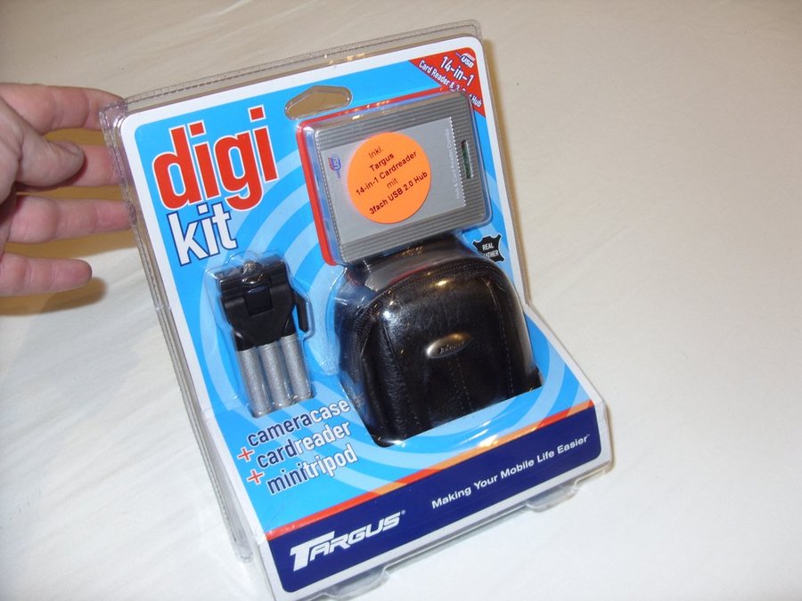 Targus Digi Kit Väska och Mini Tripod 14 in 1 Card reader  USB 20 Hub Ny!