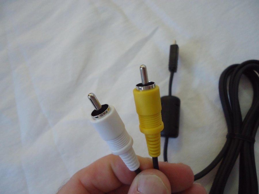 Komposit video och mono ljud kabel med 5x2 mm micro USB kontakt