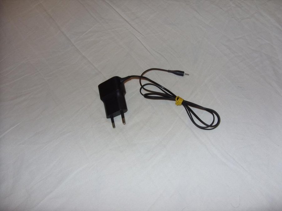 Nokia AC-11E nätadapter mobil telefon laddare output 50V 450mA 100-240V 50/60Hz