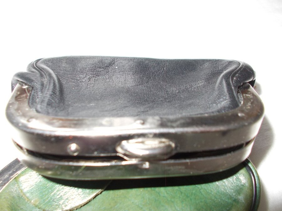 Vintage portmonnä för mynt av svart läder coin purse metal and leather retro