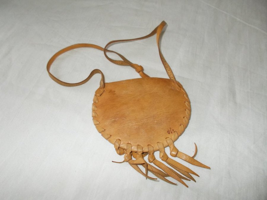 Norrbotten hantverk en mindre väska/portmonnä tillverkad av läder