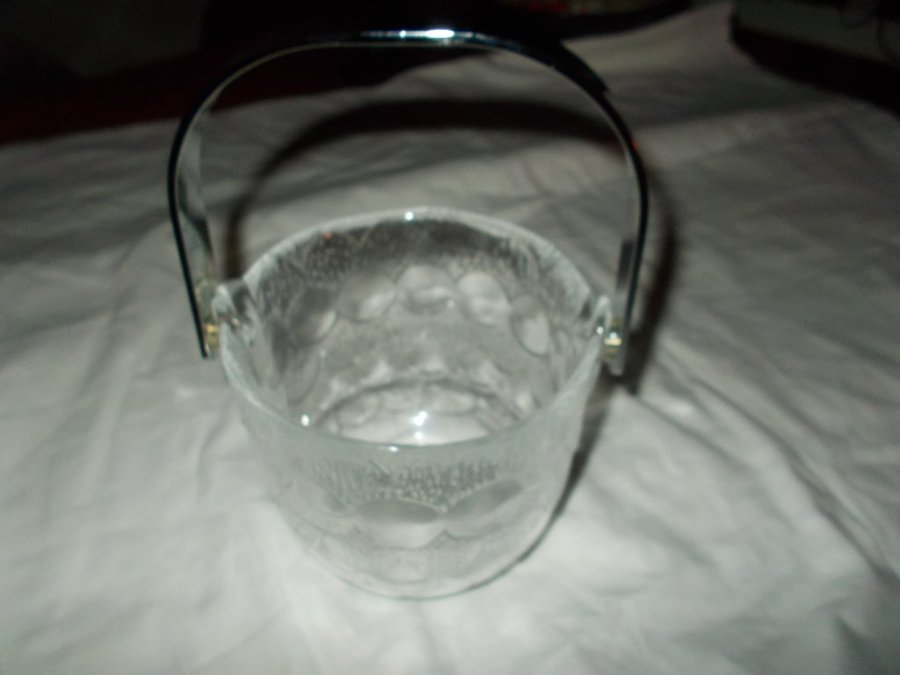 Is Hink av glas med metall handtag 12 x 13 cm