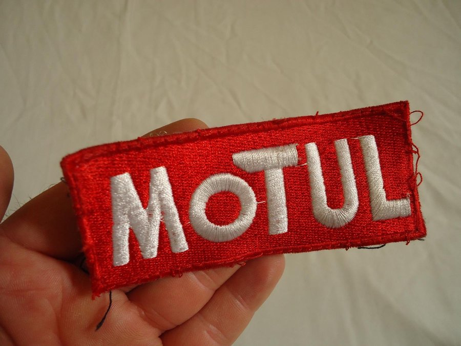 Tygmärke Motul fabric patch 10 x 4 cm röd och vit färg