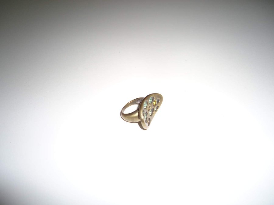 Antik färgad metall ring smycke bijouteri design