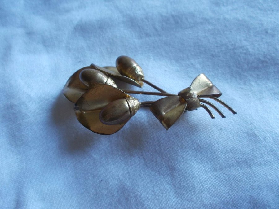 Brosch av metall vackert och stiligt smycke bijouteri brooch
