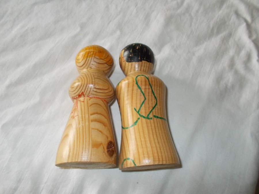 2 st trä figurer hand gjorda från Norrbotten wooden figures hand made