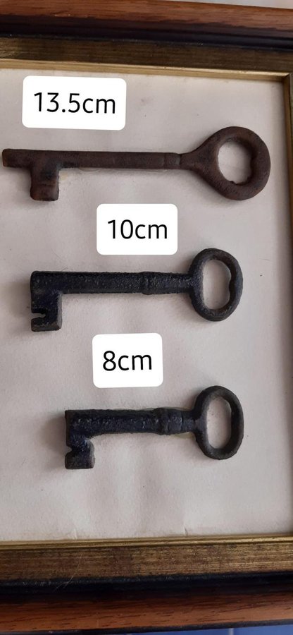 Antika nycklar 3 st från Portugal med träram Vintage Portuguese keys